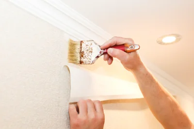 Pose de papier peint à Courpière — revêtements muraux et toiles de verre